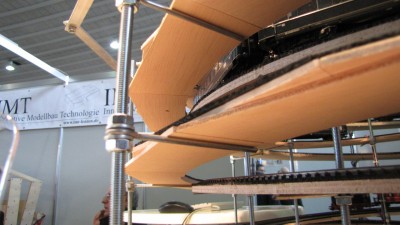 Detalle de la curva como la han hecho, a trocitos de madera encolada.